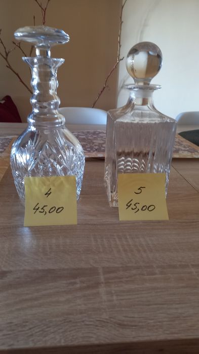 Garrafas de vidro e cristal