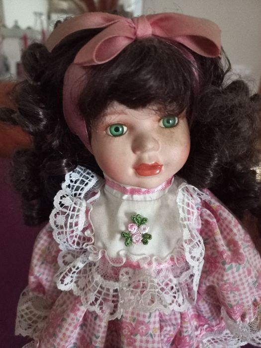Linda boneca com o rosto em porcelana