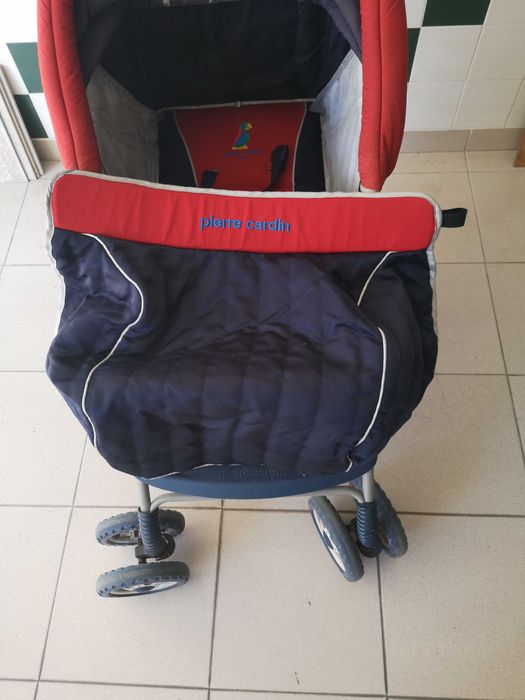 Carrinho de bebé duo da Pierre Cardin.