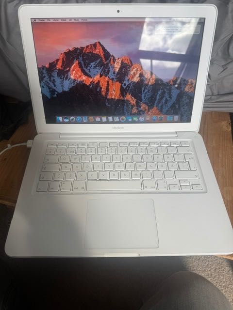 Apple Macbook A1342 2.4 8GB 256 SSD