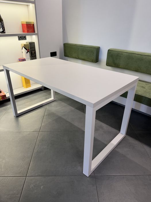 Стіл для офісу або кухні