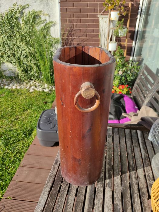 Chapeleiro em madeira