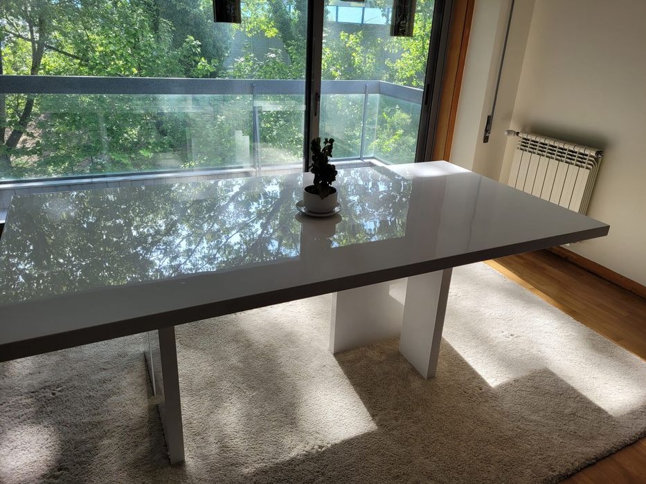 Mesa branca como nova