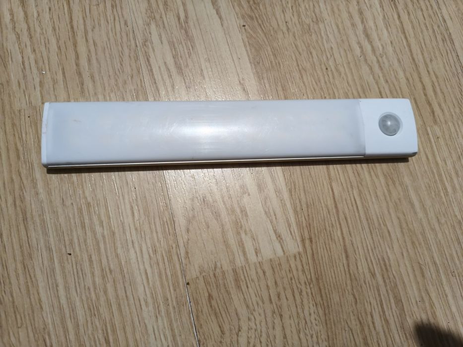 Mała Magnetyczna lampa LED  z czujnikiem ruchu