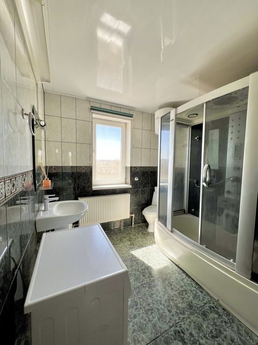 Продаж будинку з магазином на 1 поверсі!