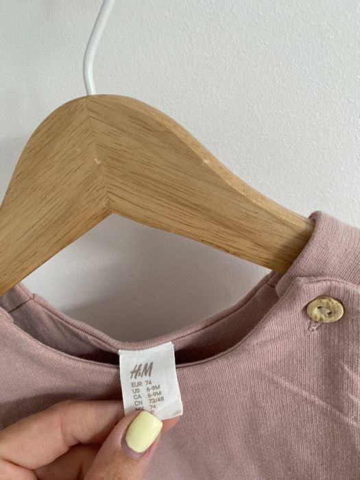 Sukienka h&m 74 pudrowy róż falbanka guziki