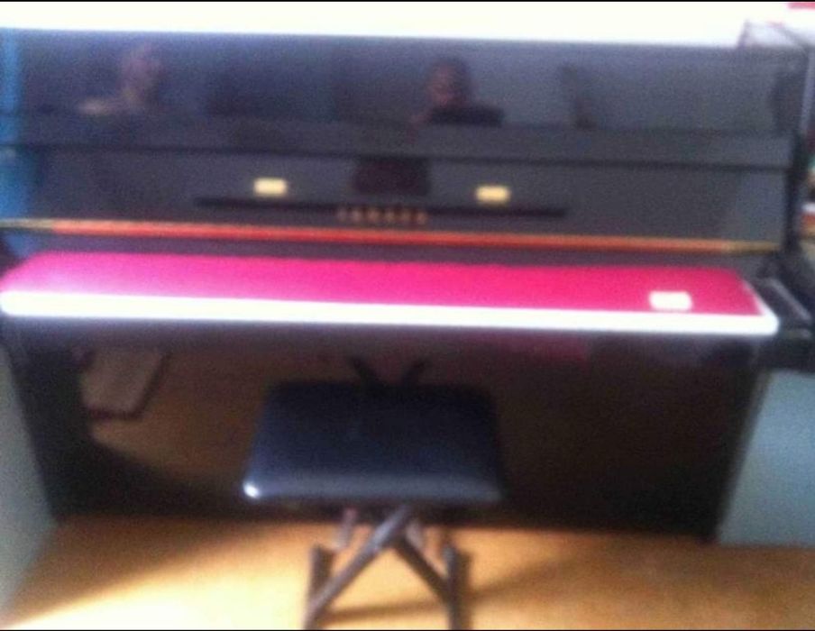 Piano Yamaha  C108 em excelente estado
