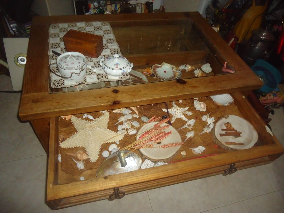 Mesa em madeira/ Vitrine
