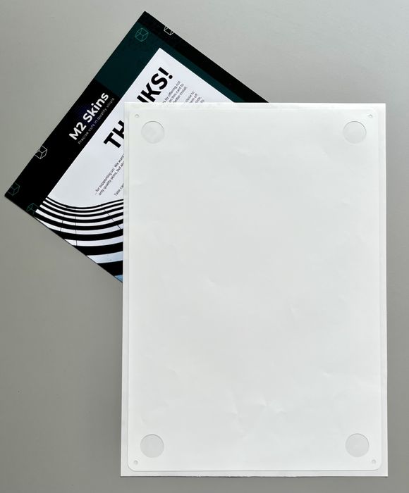 Białe ochronne naklejki winylowe do MacBook Air 2023 16’ + akcesoria