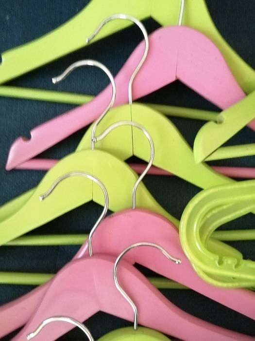 Cabides de Madeira e de Plástico- Como novos!	Roupa de criança*