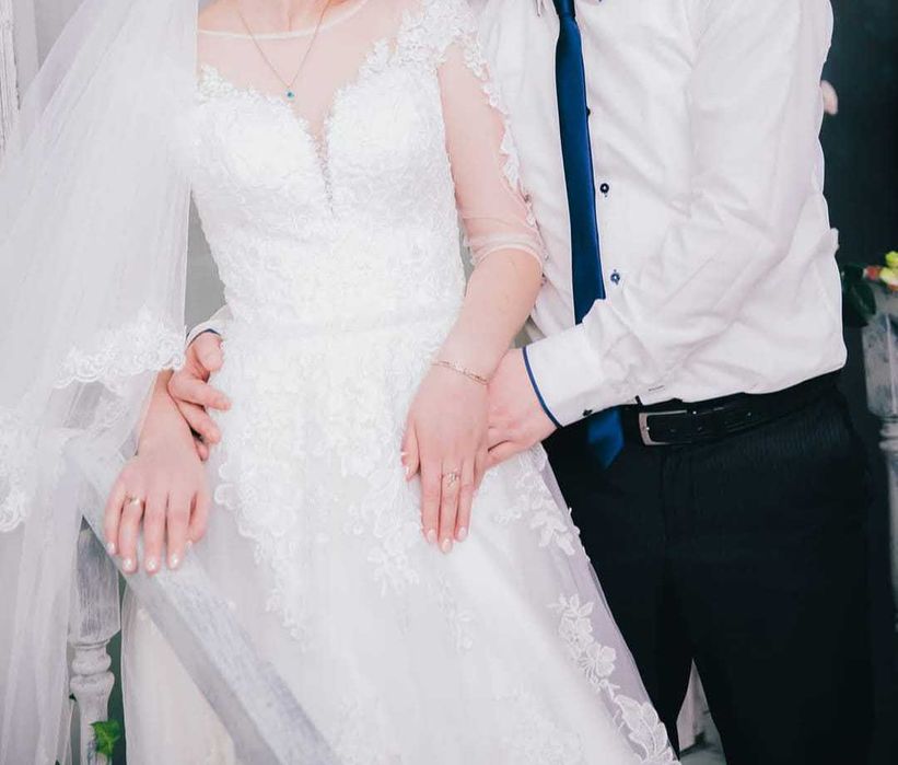 Весільне плаття пошите на заказ кольору айворі.