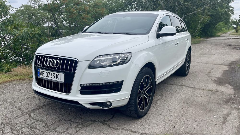 Автомобиль AUDI Q7