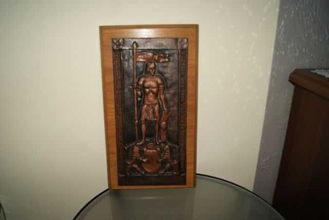 Płaskorzeźba wojownik herb