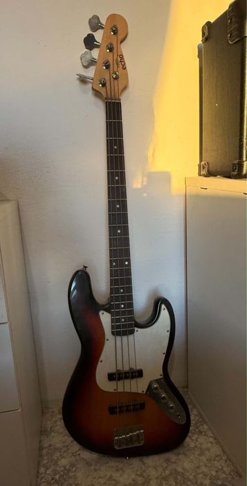 Gitara basowa echo
