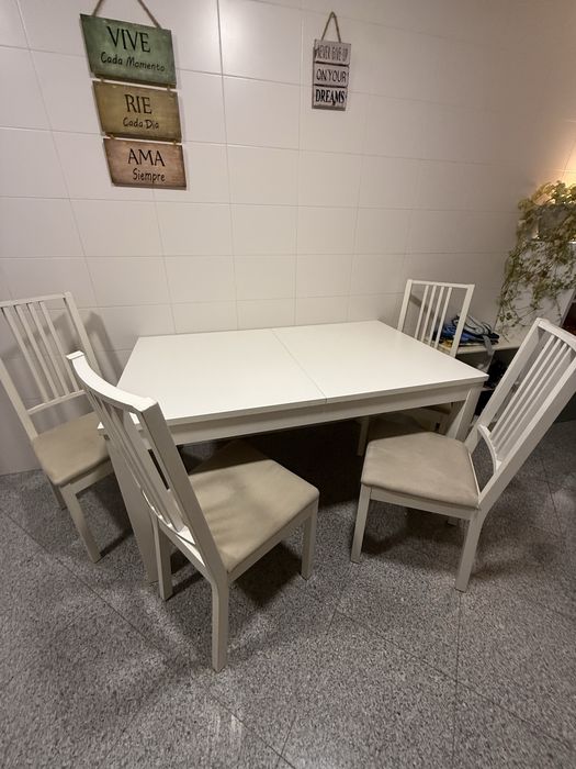 Mesa extensível com 4 cadeiras