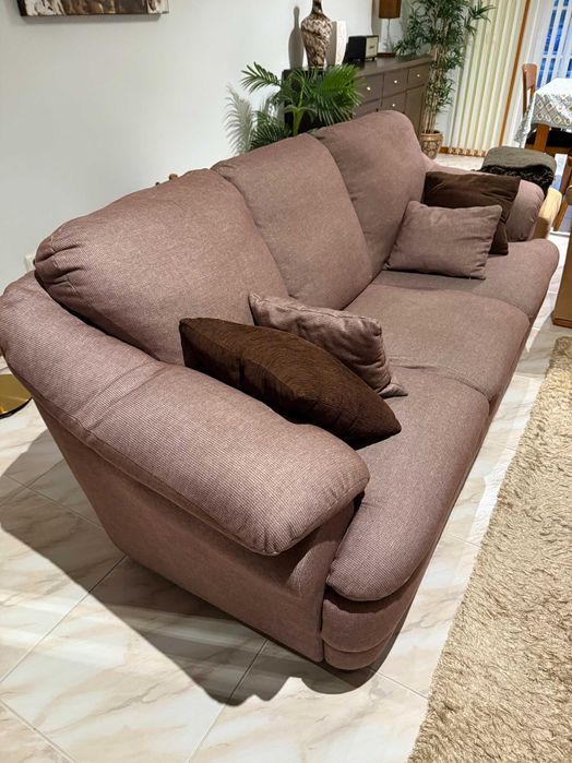 Sofá em tecido castanho em muito bom estado