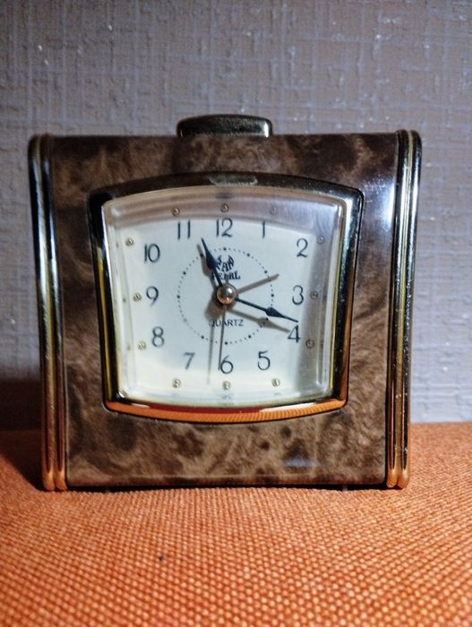 Продам будильник кварцовий