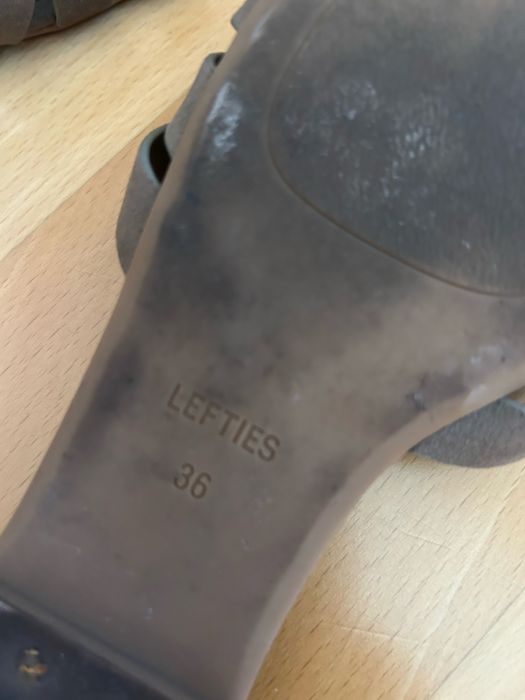 Chinelas castanhas Lefties