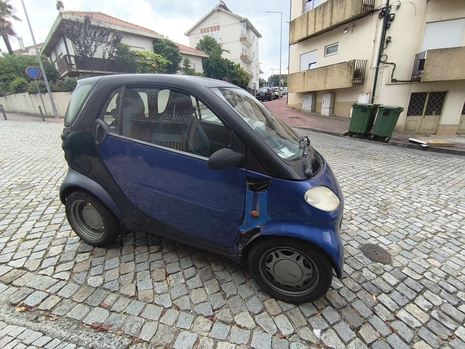 Vendo o meu Smart Fortwo 450 CDI (diesel) do ano 2000, caixa semi-automática.