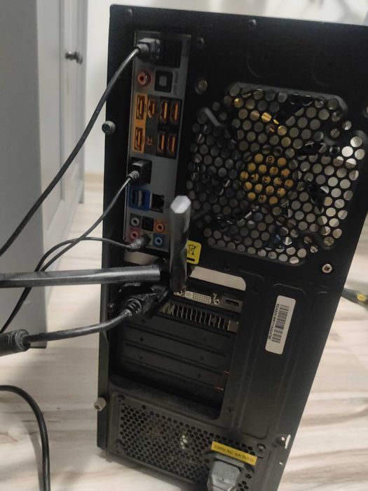 Komputer stacjonarny z monitorem lub bez