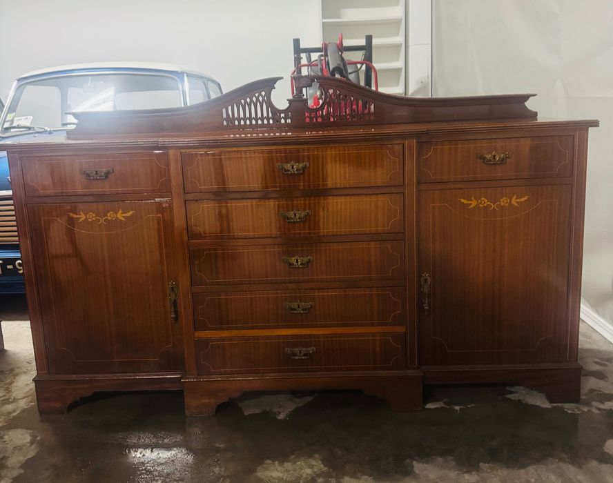 Cristaleira e aparador em muito bom estado . Madeira maciça.