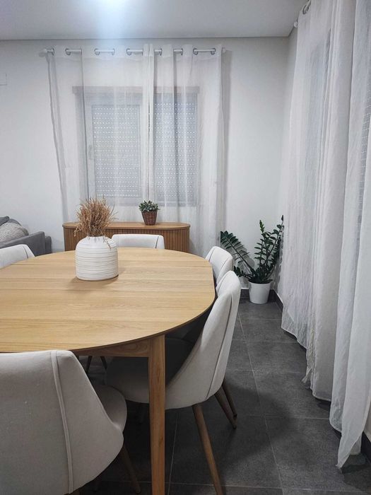 Mesa de jantar extensível cor carvalho natural e cadeiras bege