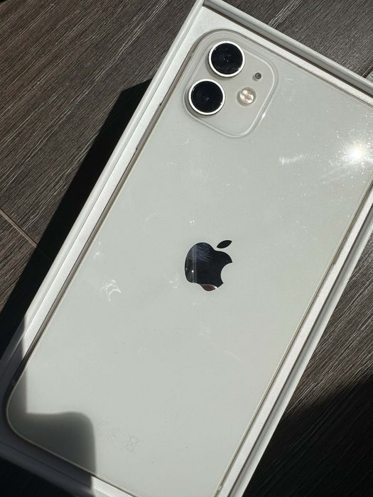 iPhone 11.   64 GB.    BIAŁY