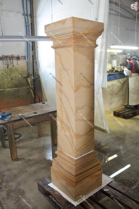 ~10~ Czapka słupowa, nakrywa słupa, daszek z piaskowca