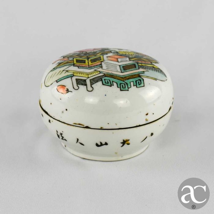 Caixa redonda em porcelana da China, com caracteres chineses, séc. XIX