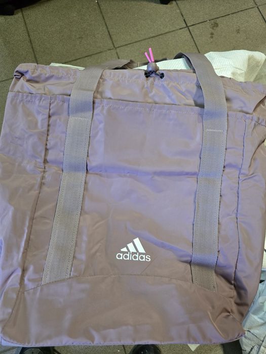 Стандартна сумка-тоут adidas для тренувань, розроблена для пересування