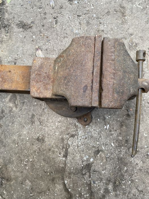 Продам тиски слесарные поворотные