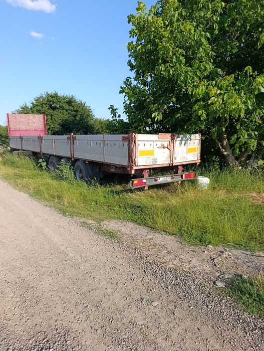 Полуприцеп на ходу.