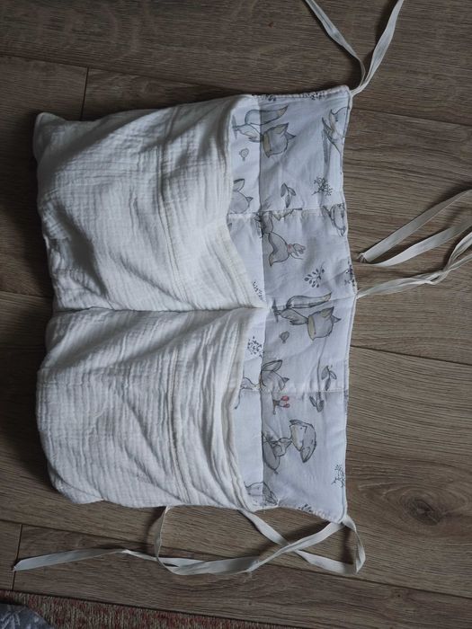 Muślinowy organizer do łóżeczka