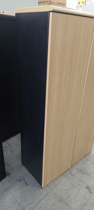 Armário metálico com portas madeira