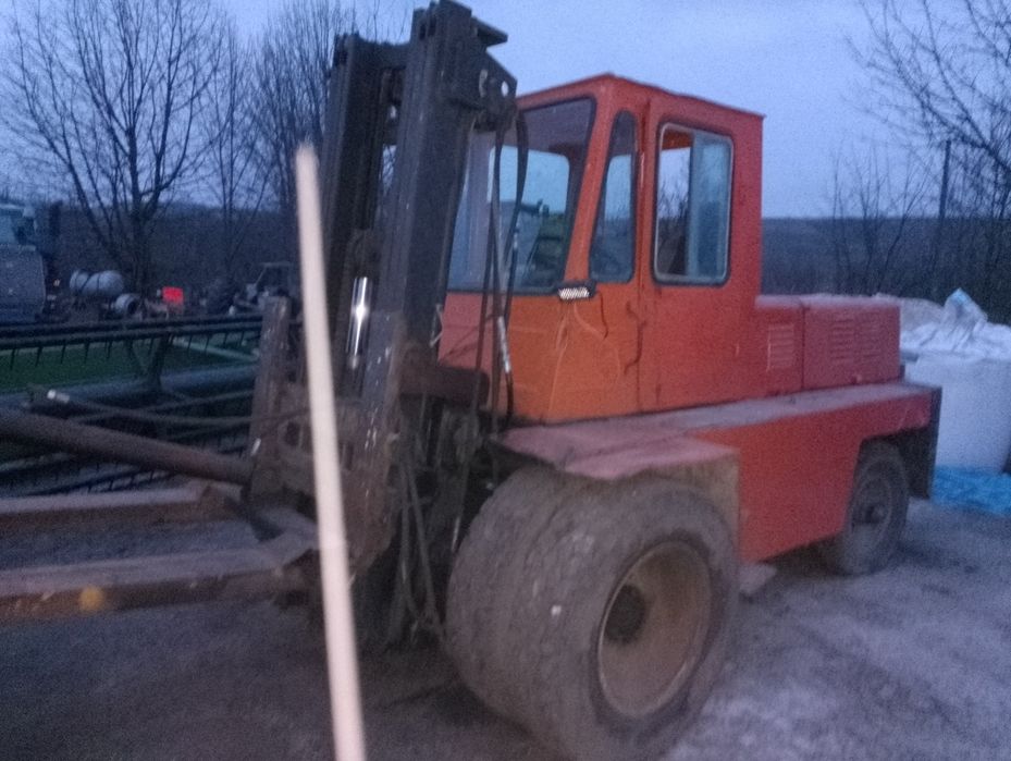 Вилочний погружчик