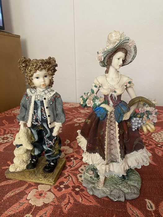 Duas bonecas em louca como novas