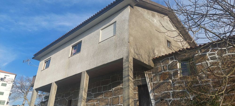 Moradia com terreno e anexos junto ao Centro de Saúde de Resende
