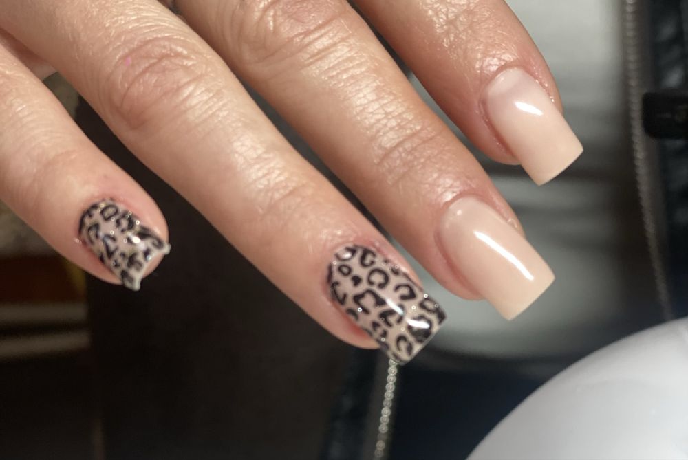 Послуги манікюру та педикюру