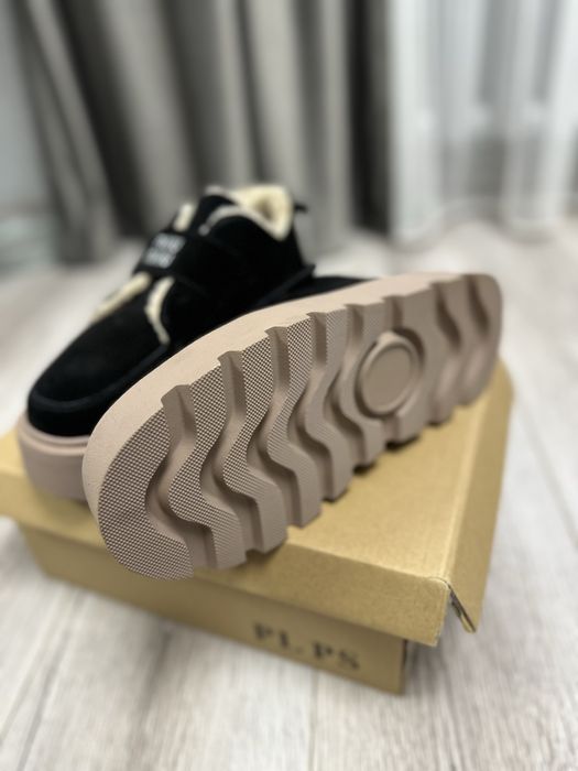 Стильні зимові черевики Miu Miu.