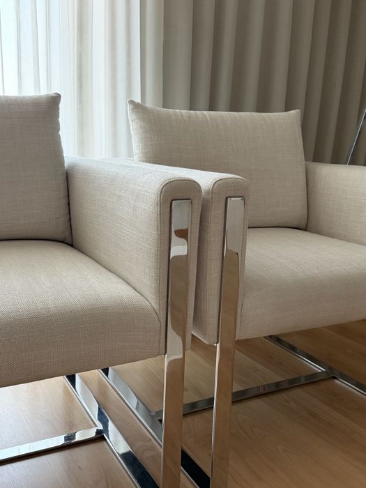 Cadeirões de sala com pés metálicos