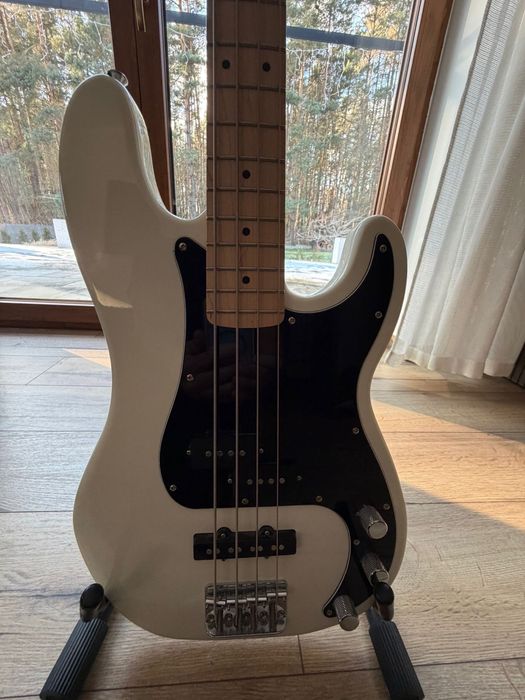 Bass Precision Squaier Fender