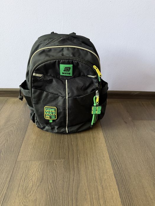 Шкільний рюкзак Kite Education Game Over K25-771S-4 чорного кольору з яскравими зеленими акцентами. Для хлопчика Об'єм, л:12 1-2 клас