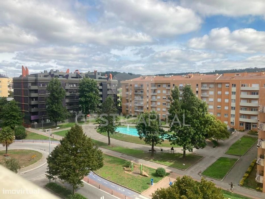 Apartamento T3 com Suite, 2 Varandas e Garagem para 2 Carros  em linha