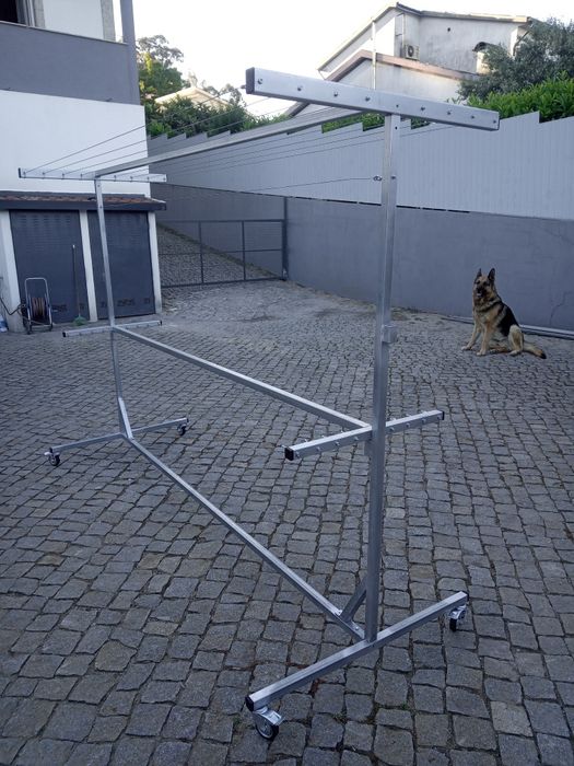 Vários modelos de estendais novos galvanizados com rodas.