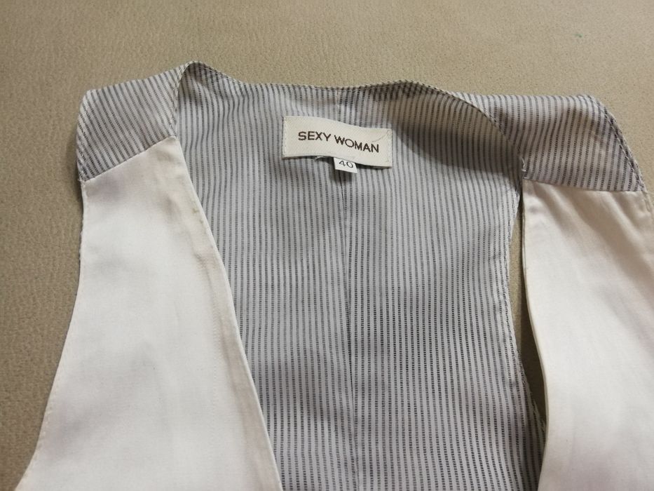 Colete branco com riscas atrás