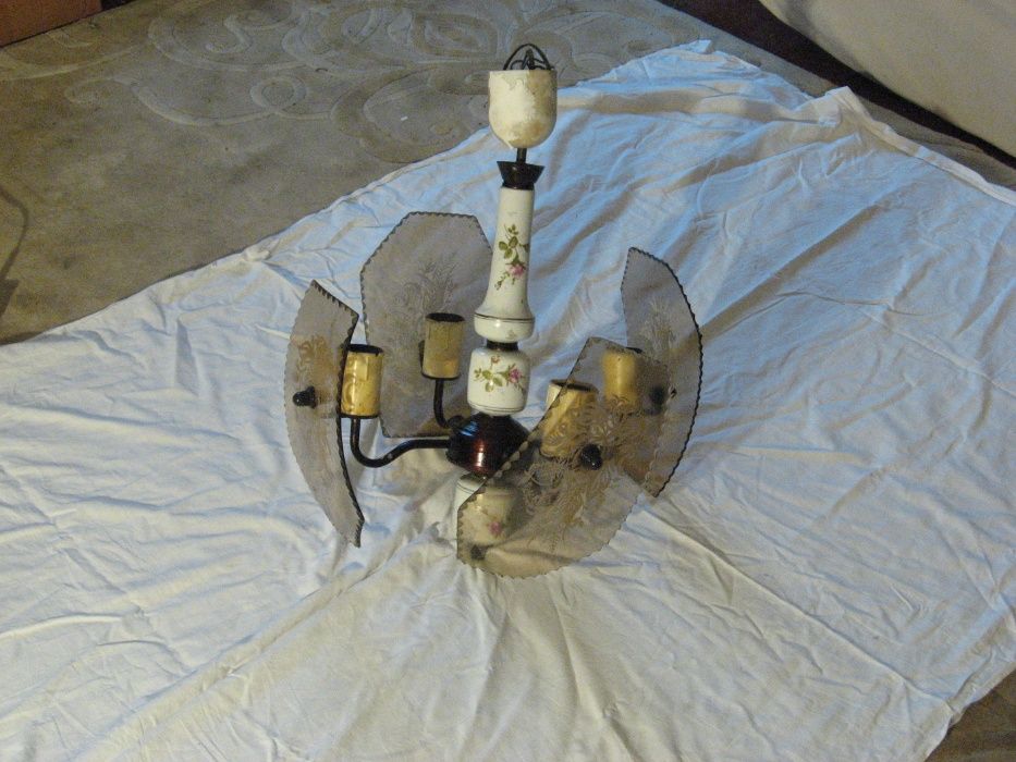 Sprzedam ładny Żyrandol porcelanowo szklany z 4 gwintami E-27