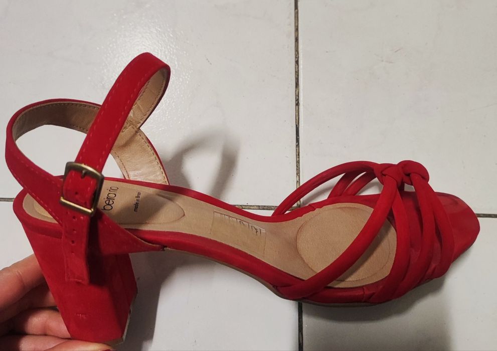 Sandália de salto vermelha