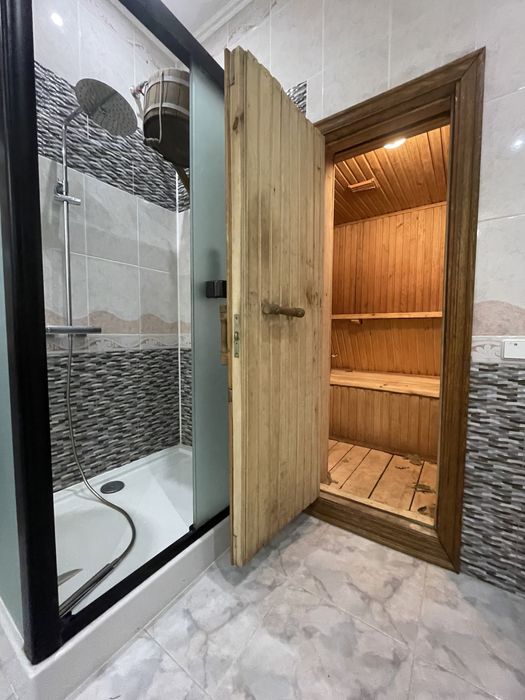 Продам будинок з басейном і підвалом на березі річки