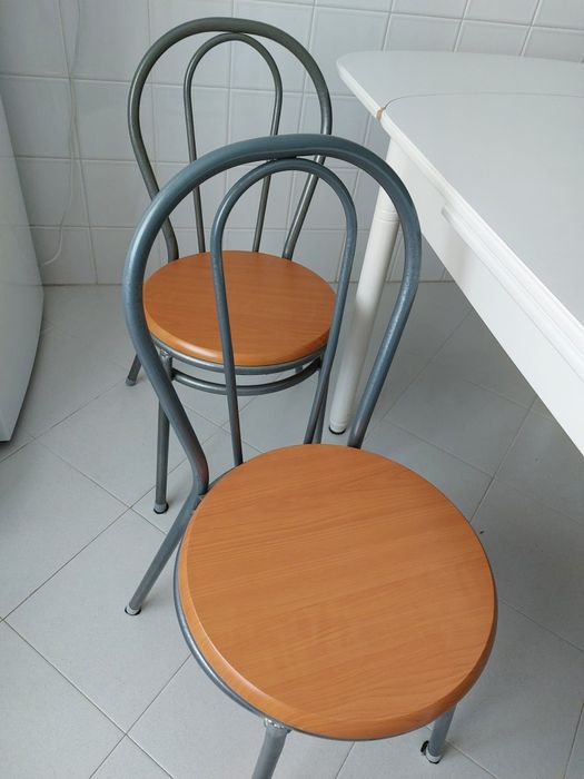 Conjunto de mesa e quatro cadeiras em ótimo estado
