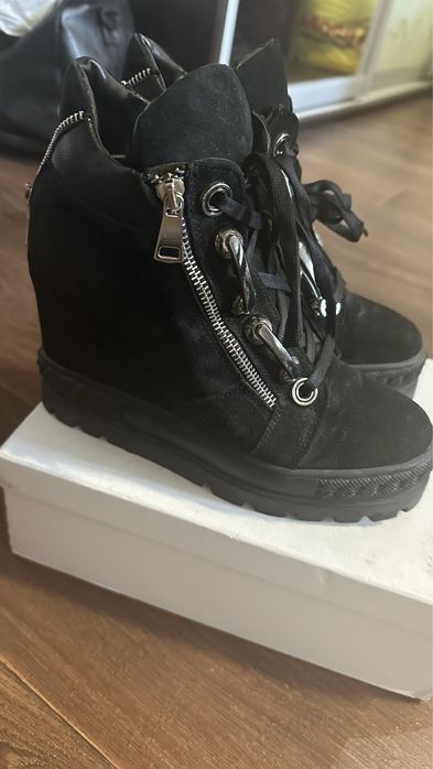 Ботинки  на танкетке